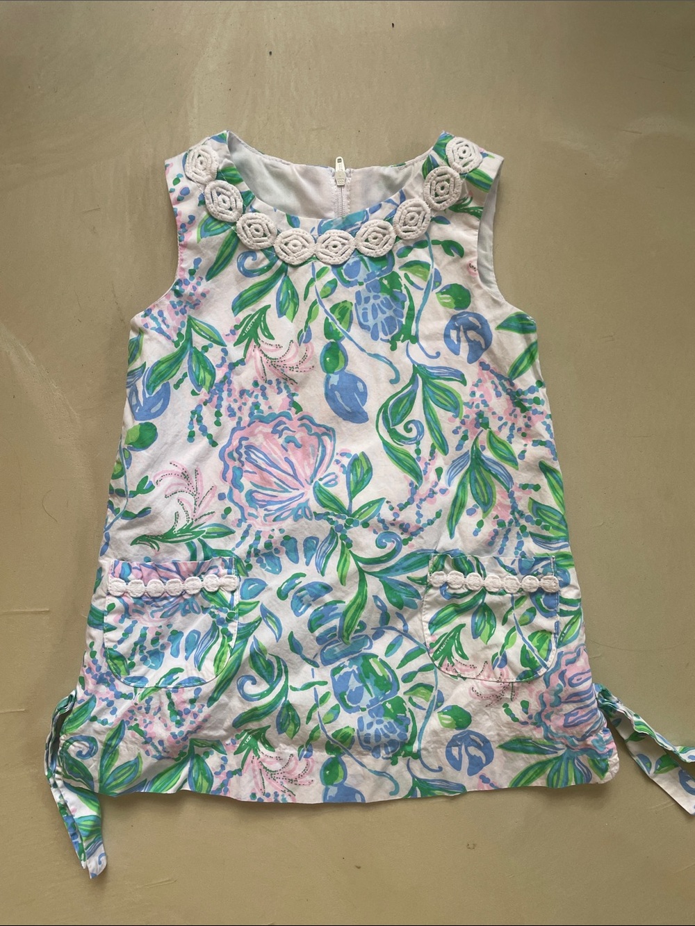 Cute Lilly Pulitzer shift dress.
Worn once. Great condition!